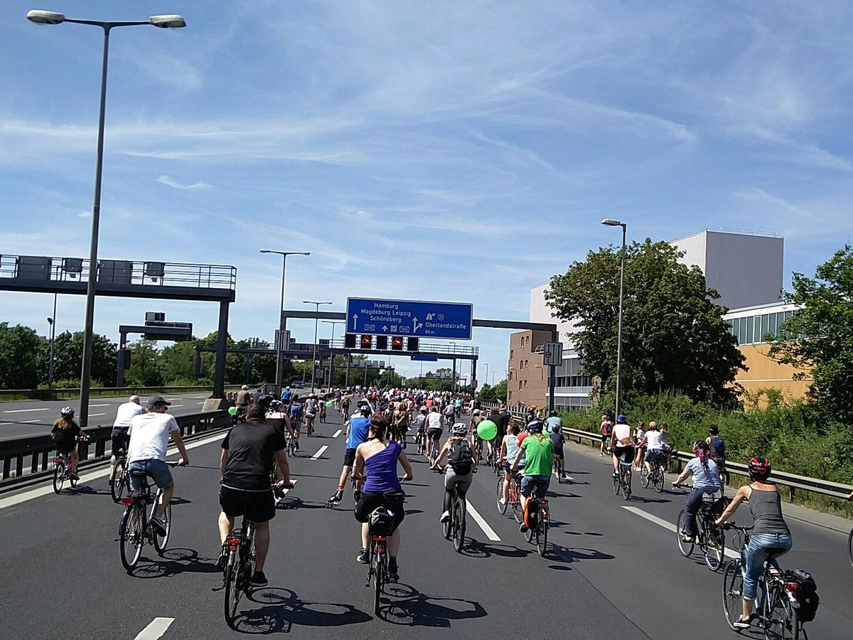 dirk_sch's tweet photo. #berlin 🚲 🚲 🚲 🚲 🚲 🚲 🚲 #saynotocars https://t.co/Ci4YlZUbzJ