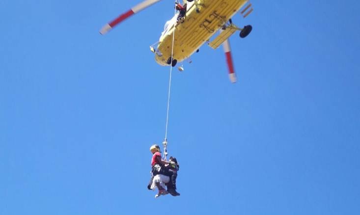 diariodeavisos's tweet photo. VIDEO 🎥 Rescate en helicóptero de una corredora de la Tenerife Bluetrail ▶️ https://t.co/xczFL6JjHt #SucesosDA #BlueTrail2017 https://t.co/84bRdkUteT