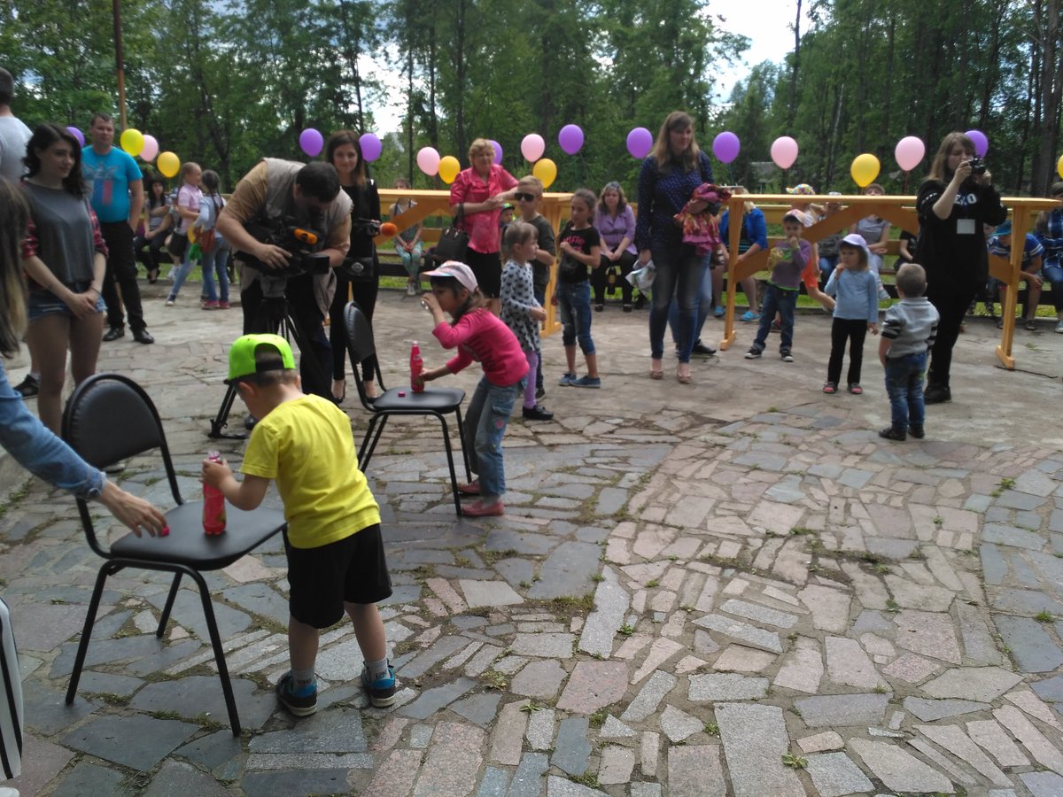KrivonosMA's tweet photo. Информационная поддержка мероприятия #COSMOSparty - РЕН-ТВ Смоленск. За порядком следят сотрудники полиции и дружинники. #Кардымово https://t.co/ZSPCy3JkOF
