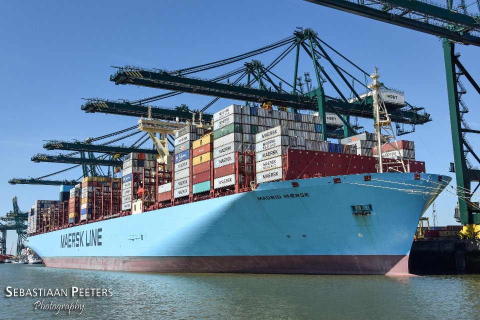 SebaPeeters's tweet photo. Largest container #ship ever in #Antwerpen #MadridMaersk of @MaerskLine - Thanks to @PortofAntwerp for organising river tours to the ship https://t.co/TFGg0PjEtq