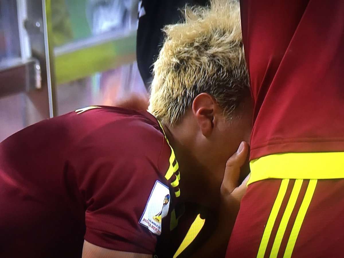 tonycherchi's tweet photo. Esas lágrimas son las únicas que queremos ver de nuestros jóvenes. 

Lágrimas de tristeza deportiva, de quedarse a un paso.

Gracias chamos! https://t.co/YjhTJrg6pB