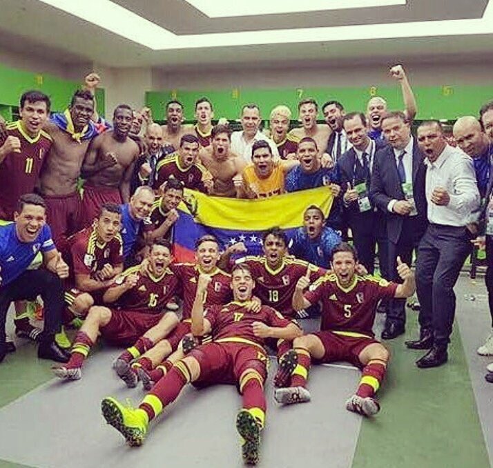 NicolasMaduro's tweet image. #SomosVenezuela Felicitaciones muchachos han logrado hacer historia de nuestro deporte...Que Dios los Bendiga...Que Viva la Patria Joven...