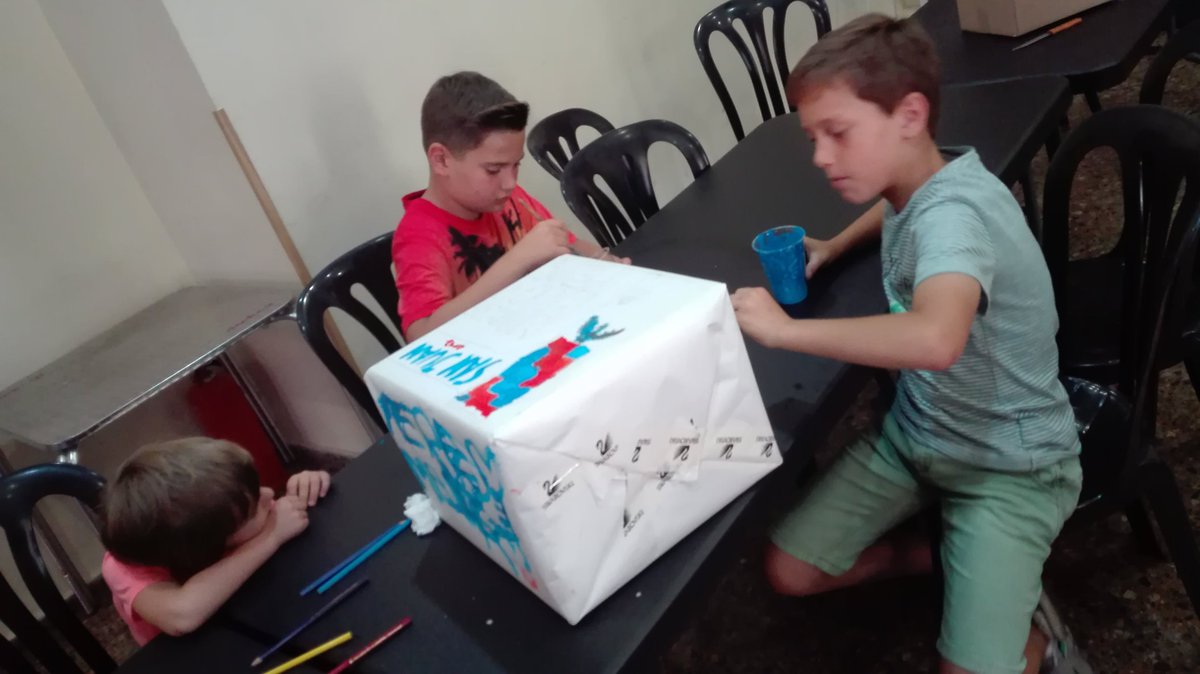 FallaCrtaEscriv's tweet photo. Los infantiles, preparando la hoguera de #SanJuan! https://t.co/MpUZcMJCsK