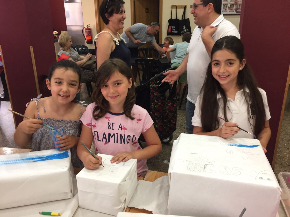 FallaCrtaEscriv's tweet photo. Los infantiles, preparando la hoguera de #SanJuan! https://t.co/MpUZcMJCsK