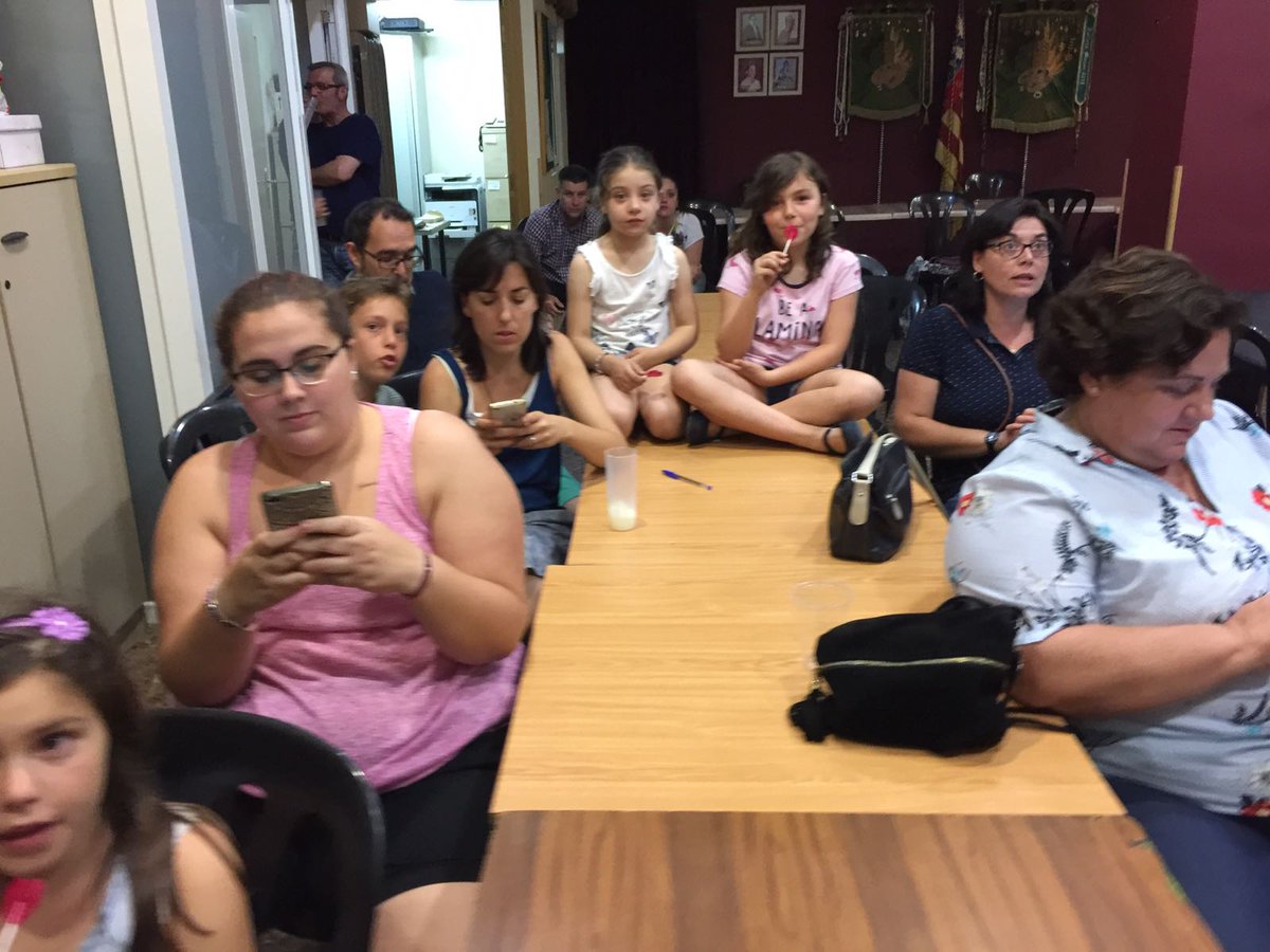 FallaCrtaEscriv's tweet photo. Y los mayores tuvimos competición de conocimientos falleros y rapidez con los móviles y el Kahoot, muy divertido! https://t.co/zsMo3scRmZ