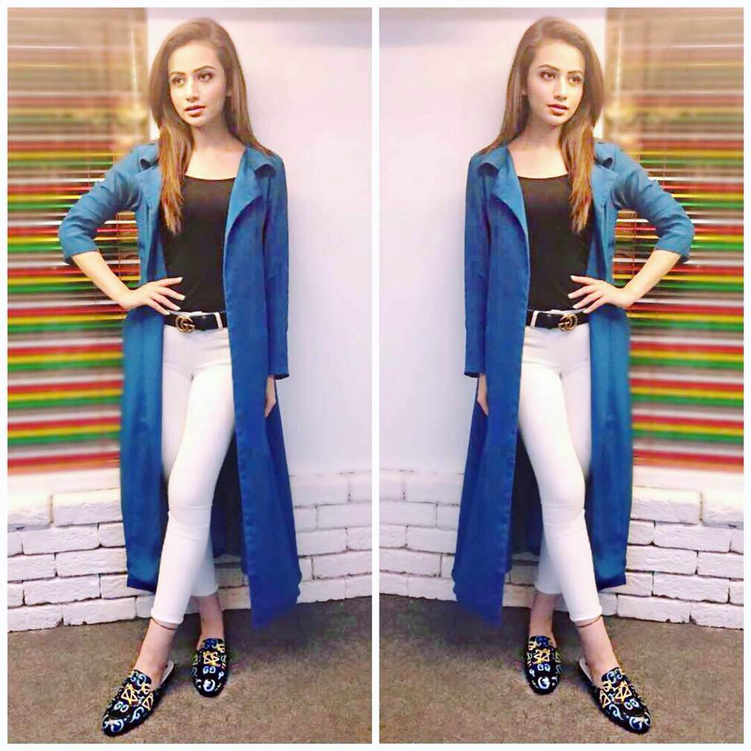 MediaSpringPk's tweet photo. Spotted gorgeous #SanaJaved at #AtriumCinema in #Karachi to promote her upcoming movie #Mehrunisavlubu . #MVLU is releasing on #EidulFitr https://t.co/Kudddk2wnL