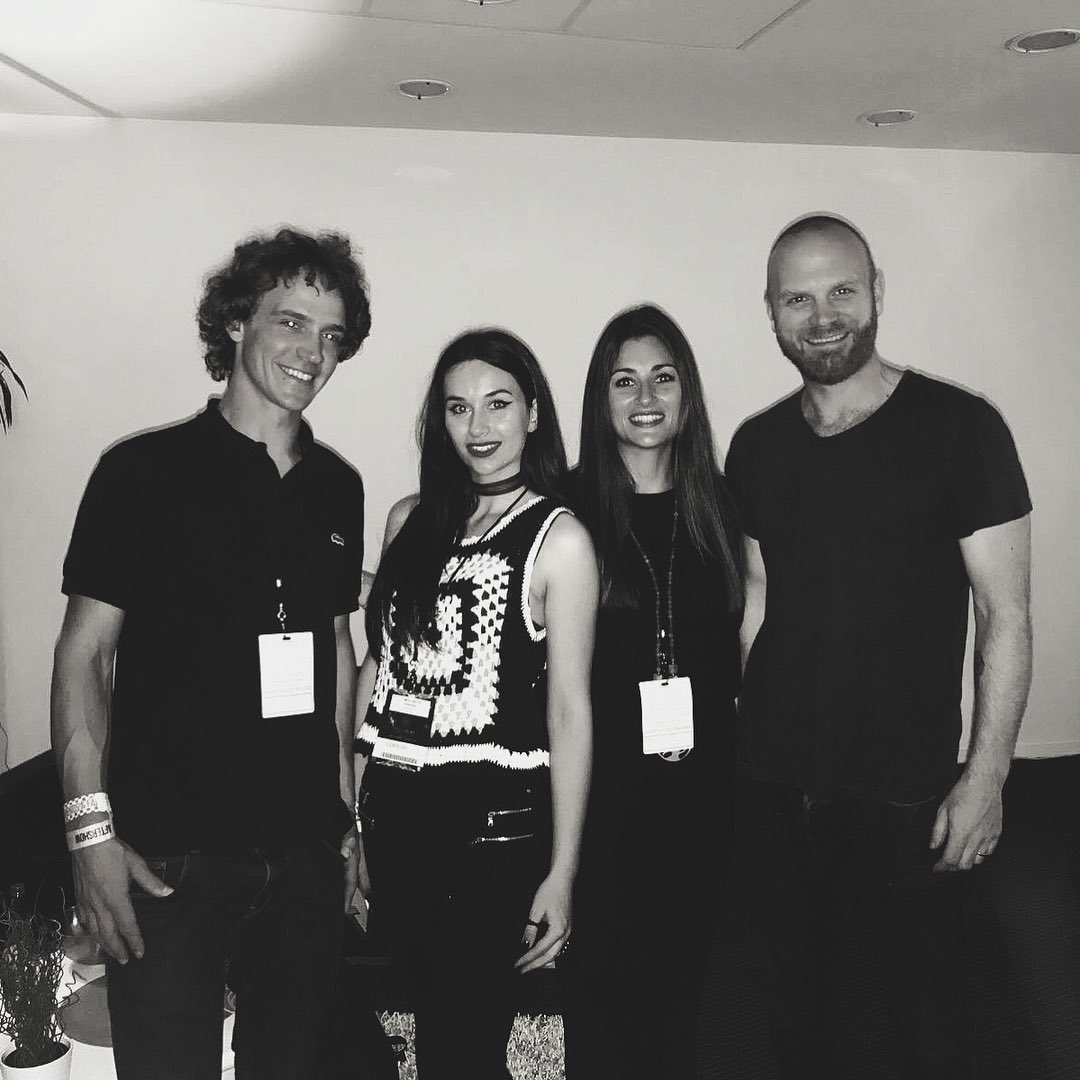 Will Champion and Jonny Buckland with a fan today in Gothenburg🇸🇪, via  /p/Cug17t_ISuq/…