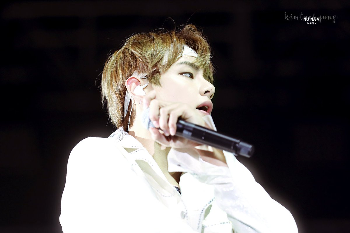 _nuna_V's tweet photo. 170513-14 윙스투어 홍콩 (Wings Tour HongKong)
왼쪽도, 오른쪽도 너무 멋있어❤️
#김태형 #태형 #태태 #뷔 #V #방탄소년단 #BTS @BTS_twt https://t.co/KpGRQ4gGLp