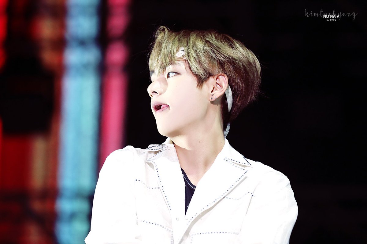 _nuna_V's tweet photo. 170513-14 윙스투어 홍콩 (Wings Tour HongKong)
왼쪽도, 오른쪽도 너무 멋있어❤️
#김태형 #태형 #태태 #뷔 #V #방탄소년단 #BTS @BTS_twt https://t.co/KpGRQ4gGLp