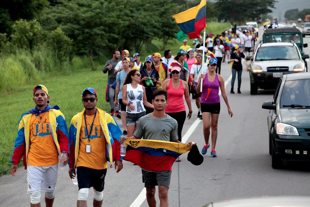 Proiuris_Ve's tweet photo. Al grupo de 33 estudiantes de la UCLA se le han sumado 5 caminantes en su trayecto¡Hoy llegan a Carabobo! Fotos @PasqualeGH #ProiurisDDHH https://t.co/nLZxxtIuXJ
