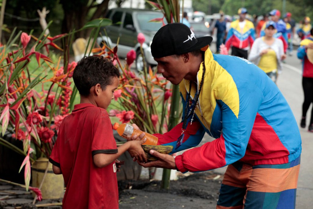 Proiuris_Ve's tweet photo. Al grupo de 33 estudiantes de la UCLA se le han sumado 5 caminantes en su trayecto¡Hoy llegan a Carabobo! Fotos @PasqualeGH #ProiurisDDHH https://t.co/nLZxxtIuXJ