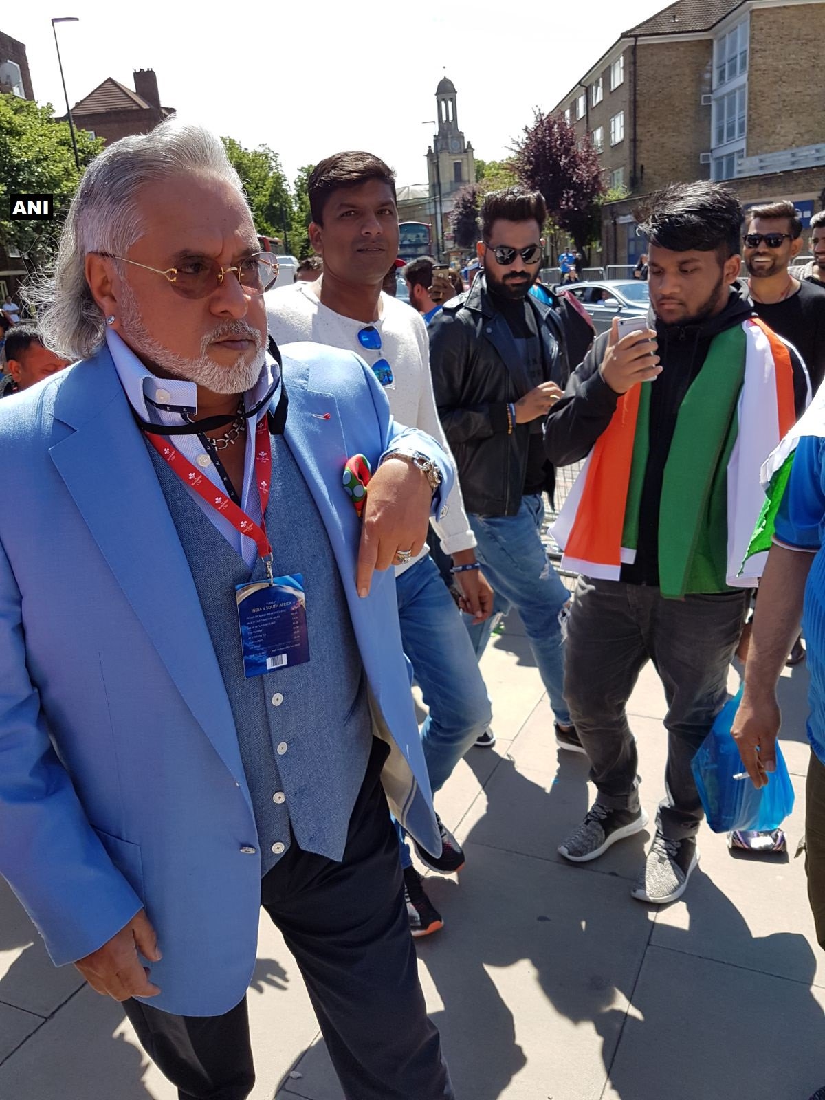 Vijay Mallya booed outside the Oval with shouts of 