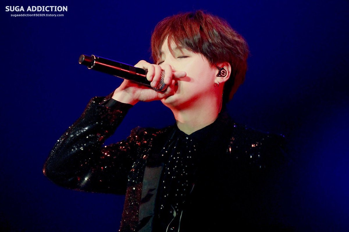 당신을 기다리는 것이 내 직업이다
그 다음 날도 당신을 기다리다가
당신을 사랑하게 되는 것이 내 직업이다

김행숙, <문지기>