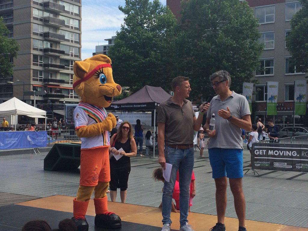 GJLammens's tweet photo. Trotse wethouder sport @adriaanvisser bij #010moves op t Schouwburgplein. Voor iedere sportliefhebber wat wils #yam https://t.co/mPotTp0XXJ