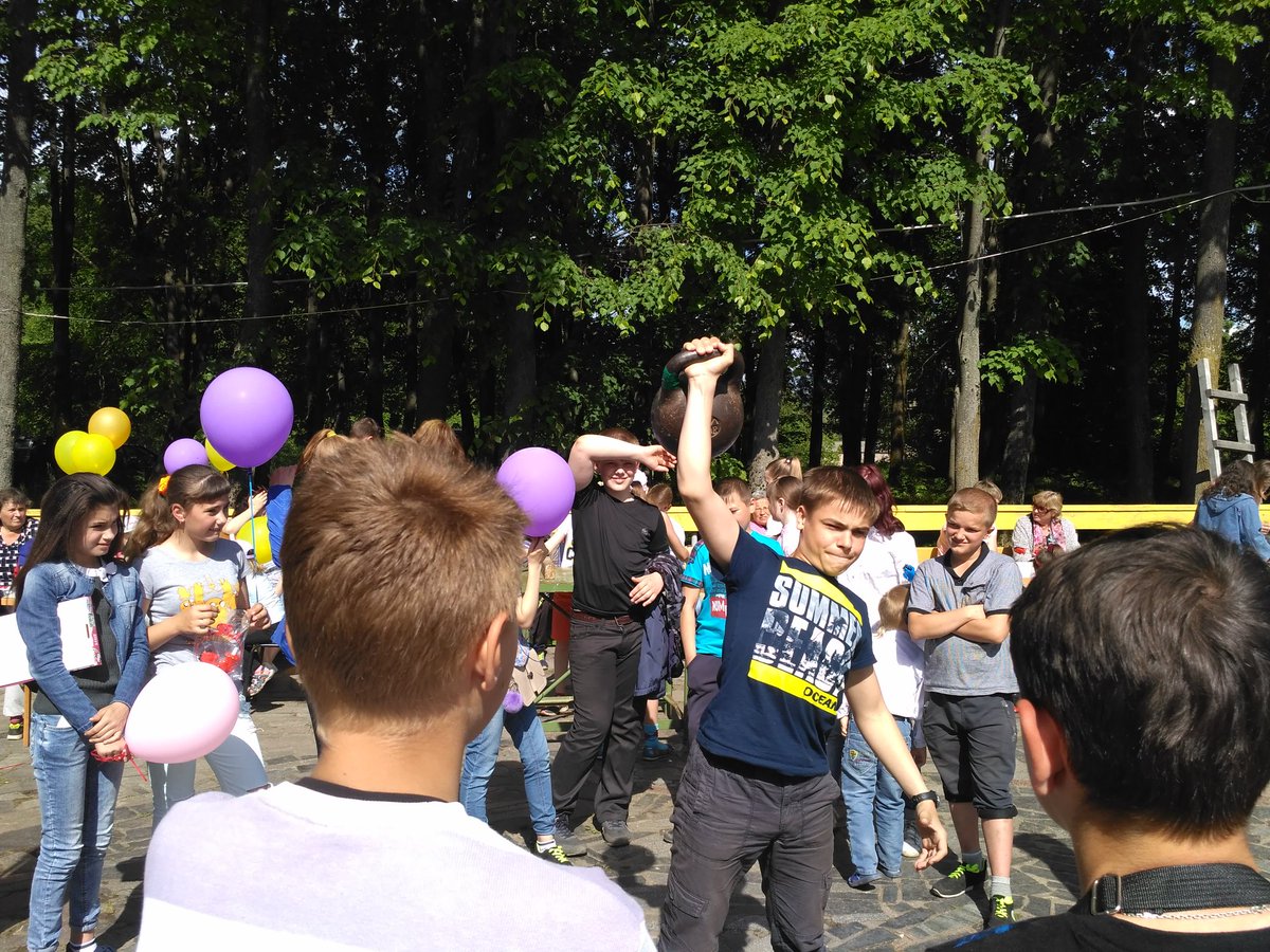 KrivonosMA's tweet photo. Кардымовская молодежь соревнуется в поднятии гири на #COSMOSparty https://t.co/ek5rGH6JSB