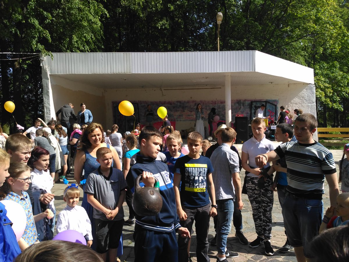 KrivonosMA's tweet photo. Кардымовская молодежь соревнуется в поднятии гири на #COSMOSparty https://t.co/ek5rGH6JSB
