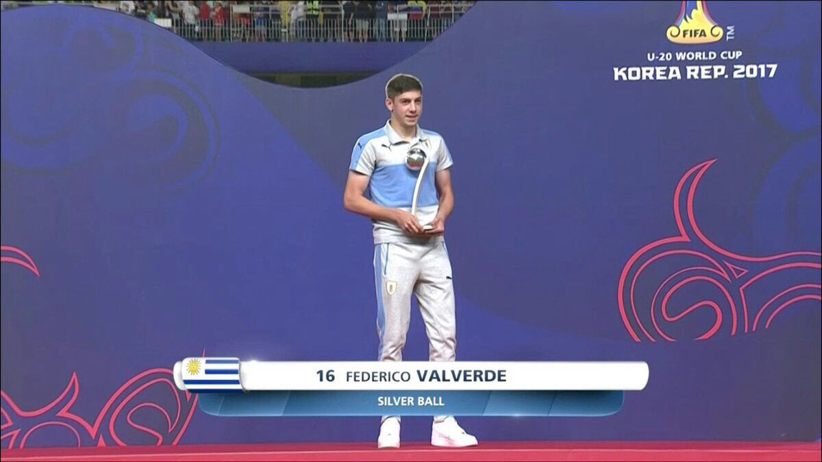 FormativasCAP's tweet photo. Selección 🇺🇾| @fedeevalverde recibiendo el balón de plata. Nuevo orgullo de @FormativasCAP 🏆! https://t.co/dDga1CYCIY
