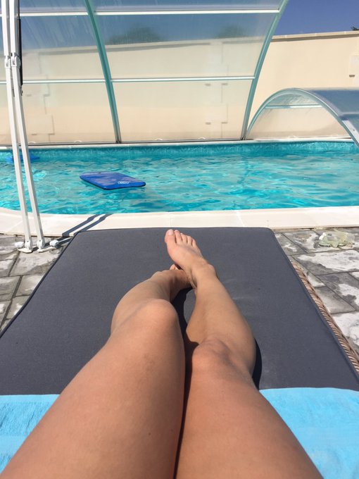 Bon dimanche &agrave; tous #legs #bythepool https://t.co/D1MobBDZZ9<a href="/tag/legs"class="tags">#legs</a><a href="/tag/bythepool"class="tags">#bythepool</a>