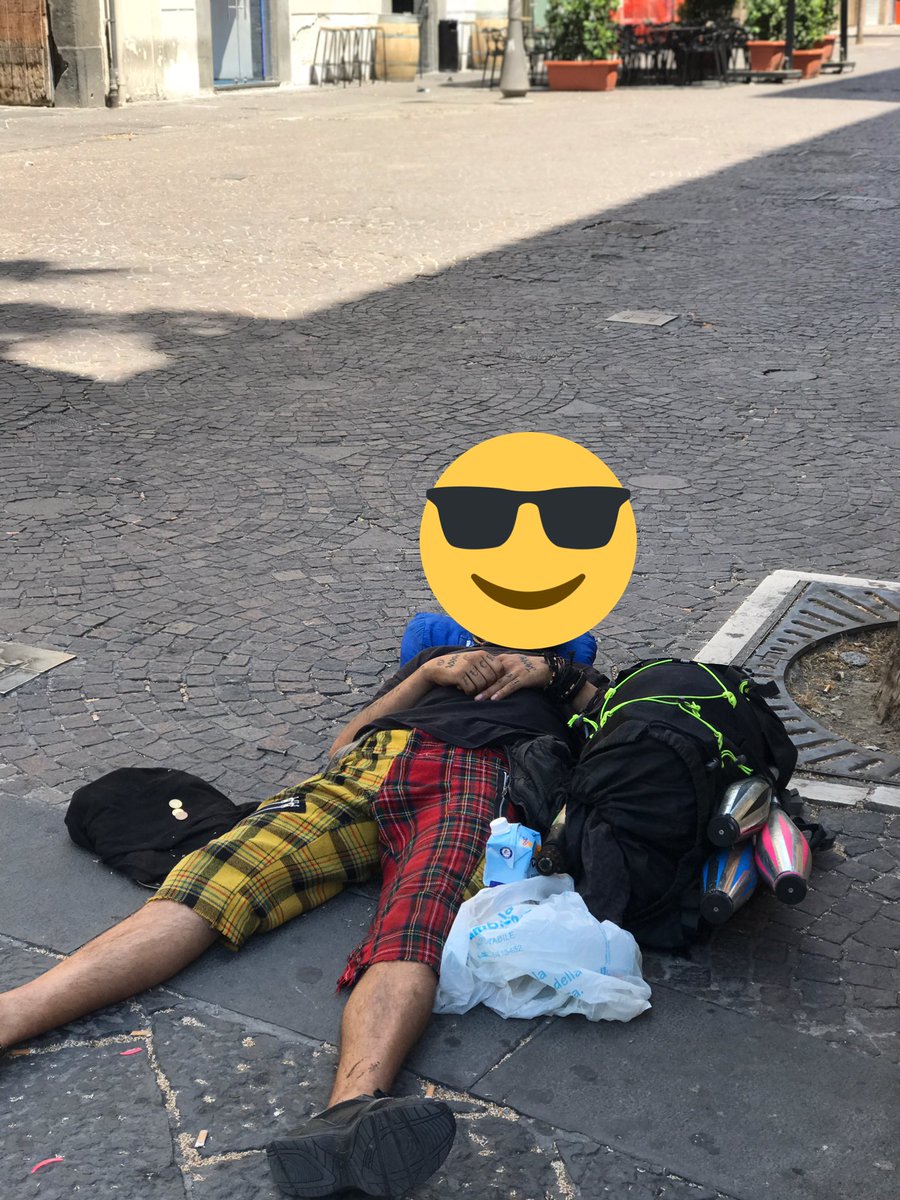 dirselia's tweet photo. Tribù di desaparacidos ha invaso il corso di #salerno il #sindaco Vincenzo Napoli ed i #vigiliurbani fanno finta di non vederli #indignato https://t.co/hPNMnI4ety