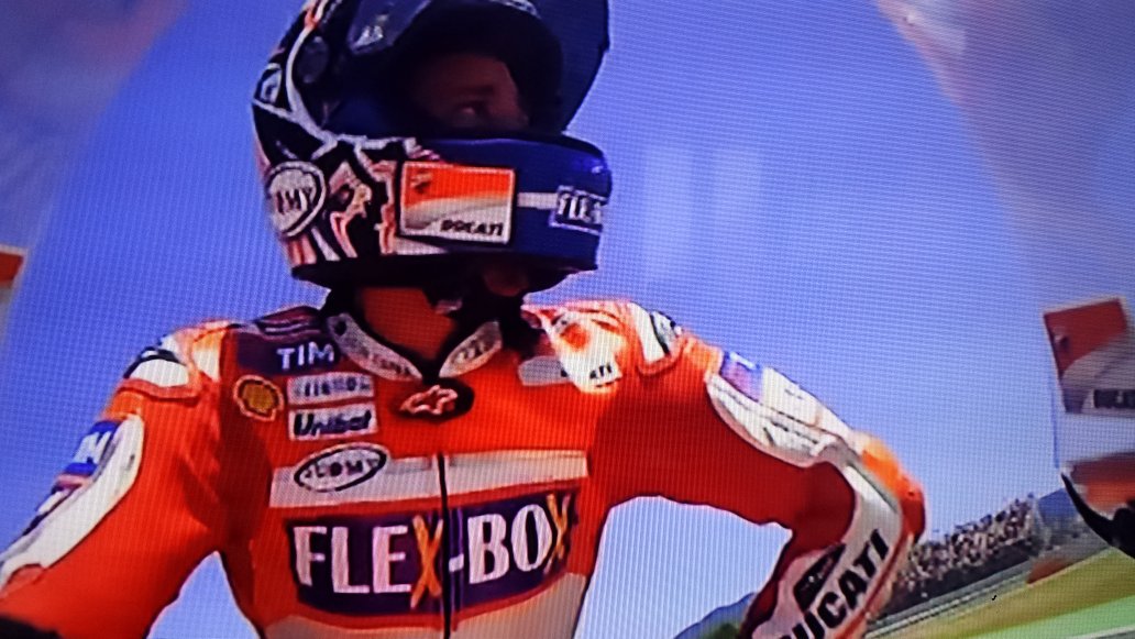 musicalbox64's tweet photo. SUPER @AndreaDovizioso  😎👍👏👏👏 https://t.co/T9jTJfdn29