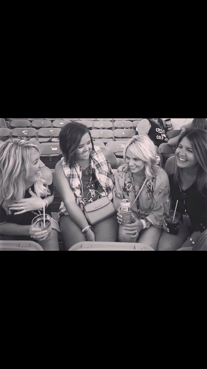 lindsay_barlow's tweet photo. Seeing the BEST with my bests 💗 #CMAFest #checkitoffthebucketlist https://t.co/rMYbnYGURT