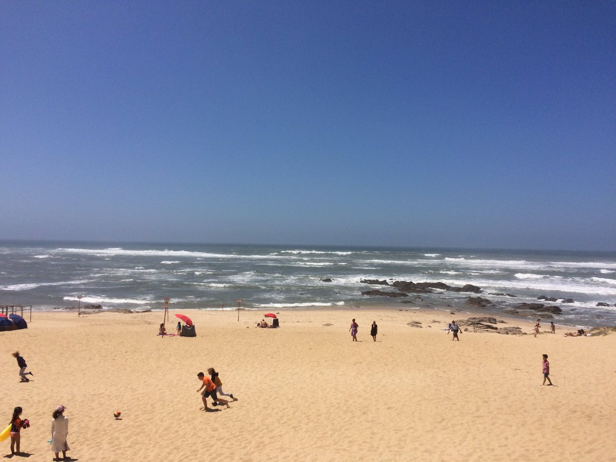 pedrocsemedo's tweet photo. Almoçar na praia. #Labruge https://t.co/HLFvDWYdA5