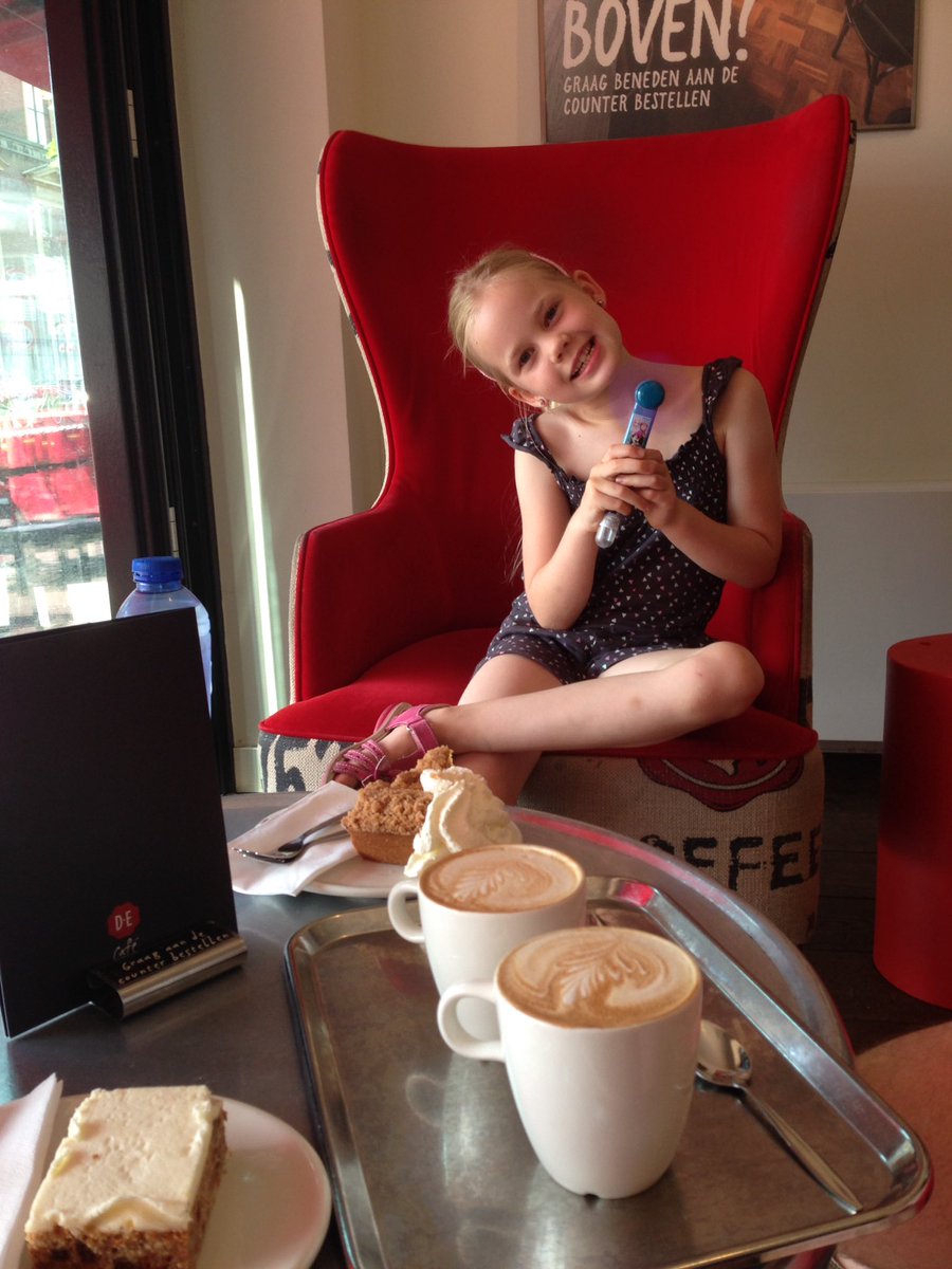 De diva in de diva stoel bij <a href="/DEleeuwarden/">Douwe Egberts Café</a>