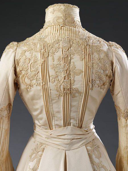 Terri_AVWToo's tweet photo. #Wedding ensemble circa 1902.  The shoes are incredible!
#Edwardian #bridal #clothing #fashion #1900s #weddingdress https://t.co/aGLDFdGqcr