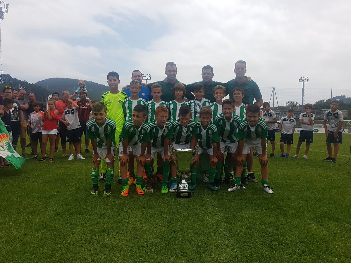 RafaRios_7's tweet photo. Campeones!! de @AzpeitiaCup ganando 2-1 al @FCBmasia hoy más que nunca #15masq1 #RBBALEVINC #Juntossomosmejores 🔝🔝💚💚 https://t.co/Jl77x2HIqI