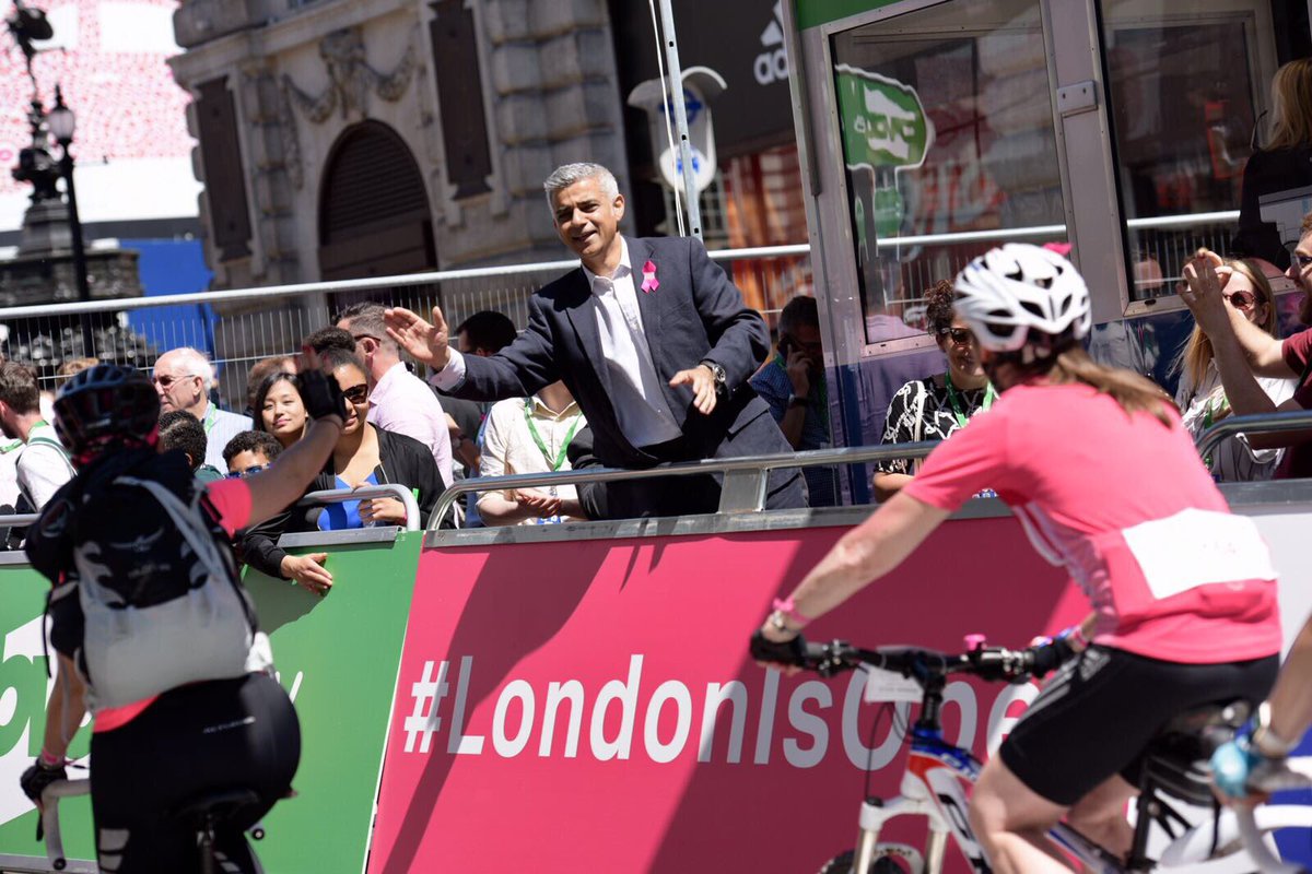 MayorofLondon's tweet photo. Fantastic atmosphere here @thewomenstour! #PinkRibbonTour well underway for @BCCare #LondonIsOpen https://t.co/5zZSKUMlrV