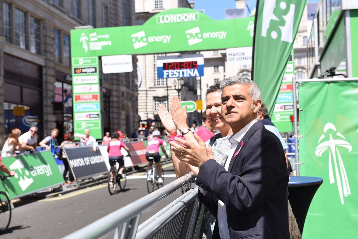 MayorofLondon's tweet photo. Fantastic atmosphere here @thewomenstour! #PinkRibbonTour well underway for @BCCare #LondonIsOpen https://t.co/5zZSKUMlrV