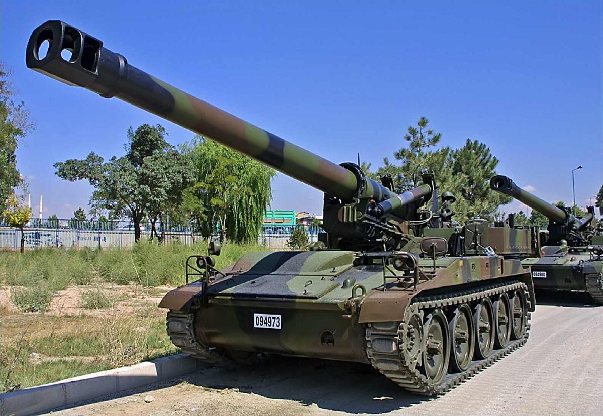 heiki_bot's tweet photo. M110 203mm自走榴弾砲(米)
重量28.35t/全長10.732m/速度54.72km/h
アメリカで開発された自走榴弾砲。車体が小型であり、弾薬は2発しか搭載できず弾薬輸送車輌の随伴が必要であるため、自走砲架とも呼ばれる。 https://t.co/aO02KVtUSc