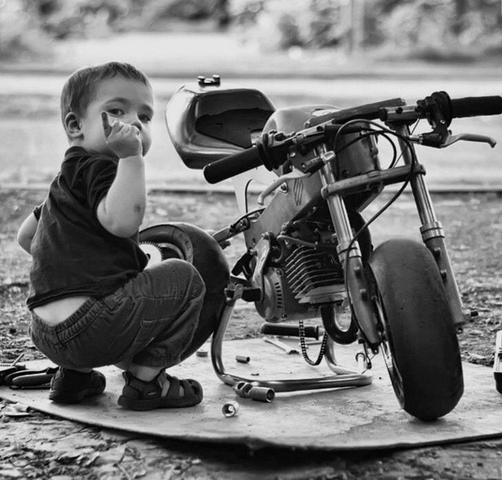 SergioHLopez's tweet photo. “Mantén tu moto en buen estado, las botas no son cómodas para caminar” https://t.co/31o3LlI7cZ