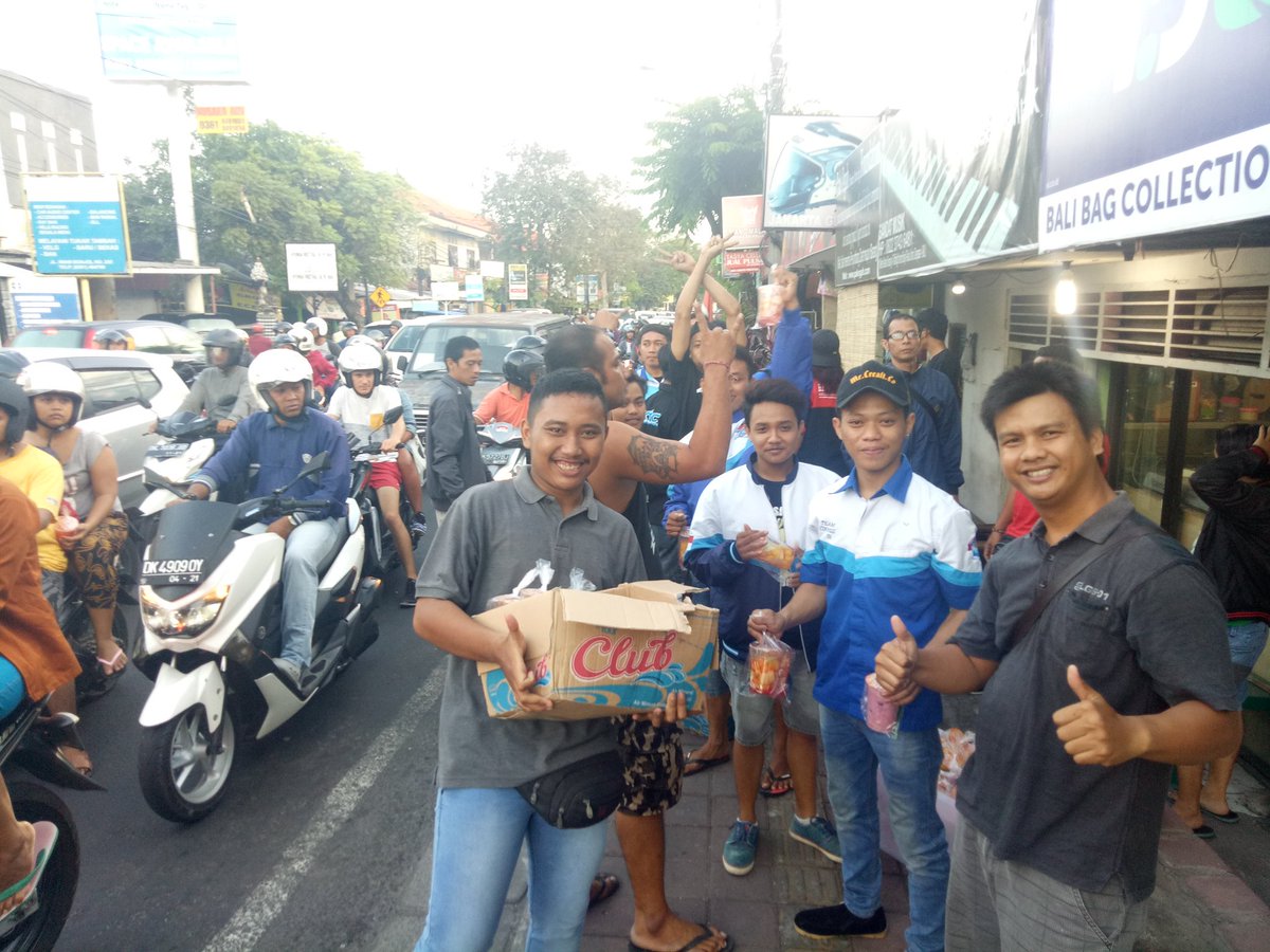 Baksos bagi bagi takjil XTC BALI,  berbagi berkah di bulan yang penuh hikmah #kuatdalampersaudaraa