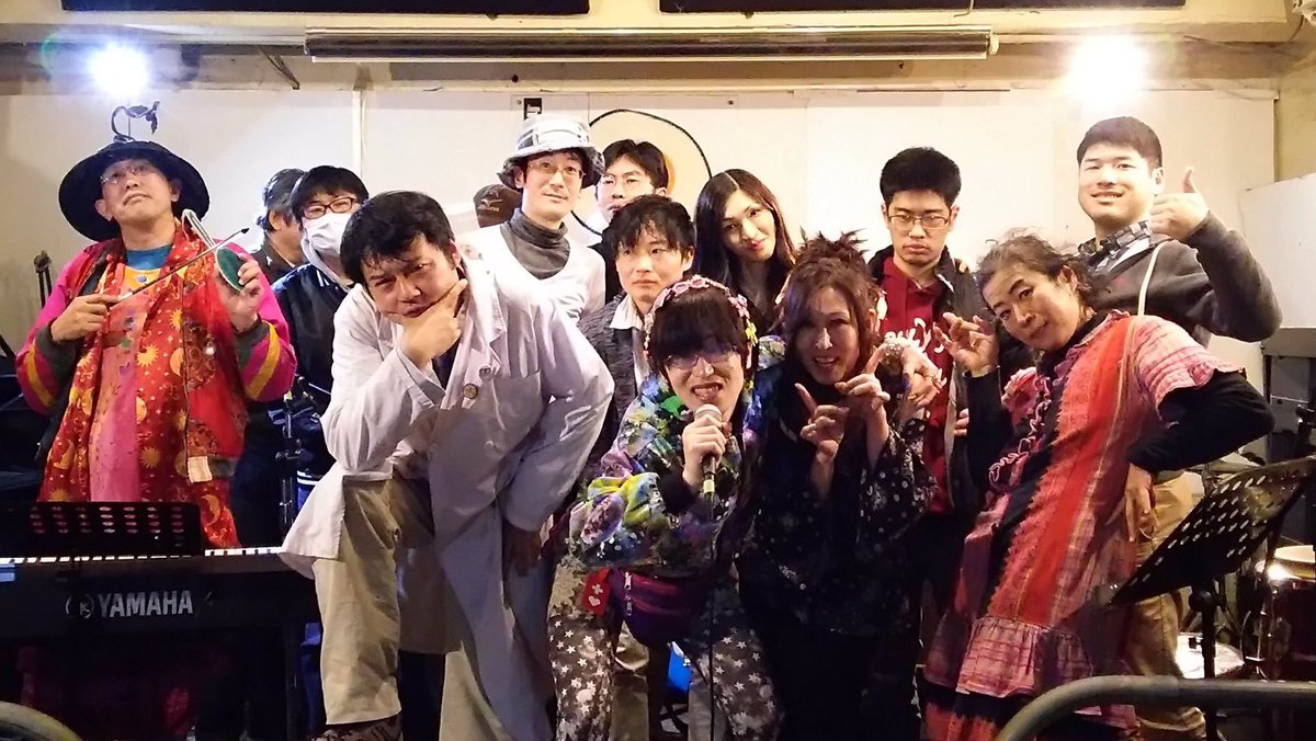 歌舞伎町の詩人達の集い。 歌舞伎町の詩人達の集い。