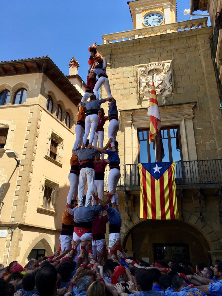 pereculell's tweet photo. Castell de germanor #collesdeleix #Vic amb @SagalsdOsona @Marrecs @Tirallongues i @CdLleida #castellers #sagals20 https://t.co/nRhDHBMgnd