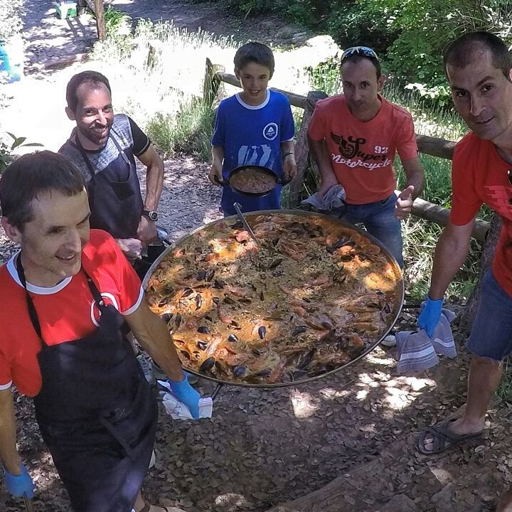 bikemoia's tweet photo. Diumenge complert! Visita a les @CovesdelToll i arrossada al #molinou per celebrar el dia del soci i familiars, BIKE MOIÀ som tots i totes! https://t.co/IEw4JnsExg