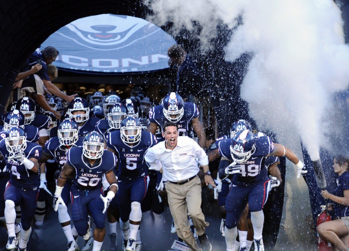 Khyon2Gillespie's tweet photo. Extremely blessed to receive my first offer from Uconn 🐺🐾🔵🔴 #HuskyUp #impaCT18 #cthsfb @CoachAbitz @JonathanWholley https://t.co/sX9JtAqWOl