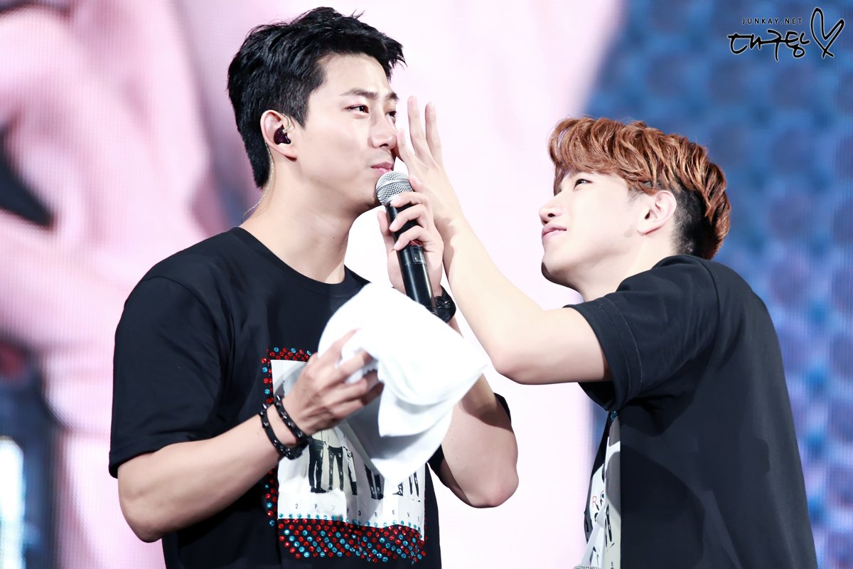 Wild_FlowerS2's tweet photo. 2PM 6nights 셋째 택연이 눈물 닦아주는 큰형 준케이 https://t.co/0aaKv7uvCm