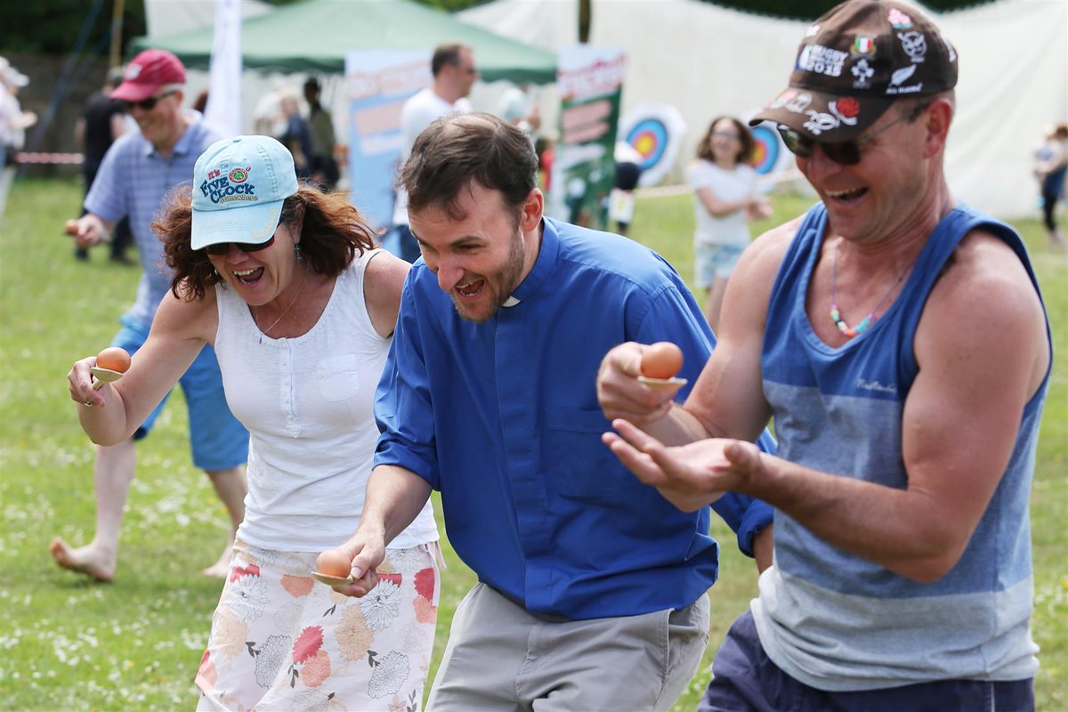 CPWorkshops's tweet photo. A wonderful sunny day for the Hampton Wick Big Picnic. #bigpicnic #stjohnshamptonwick #hamptonwick  @hwanews @LoveHamptonWick https://t.co/n0K5CrzNUu