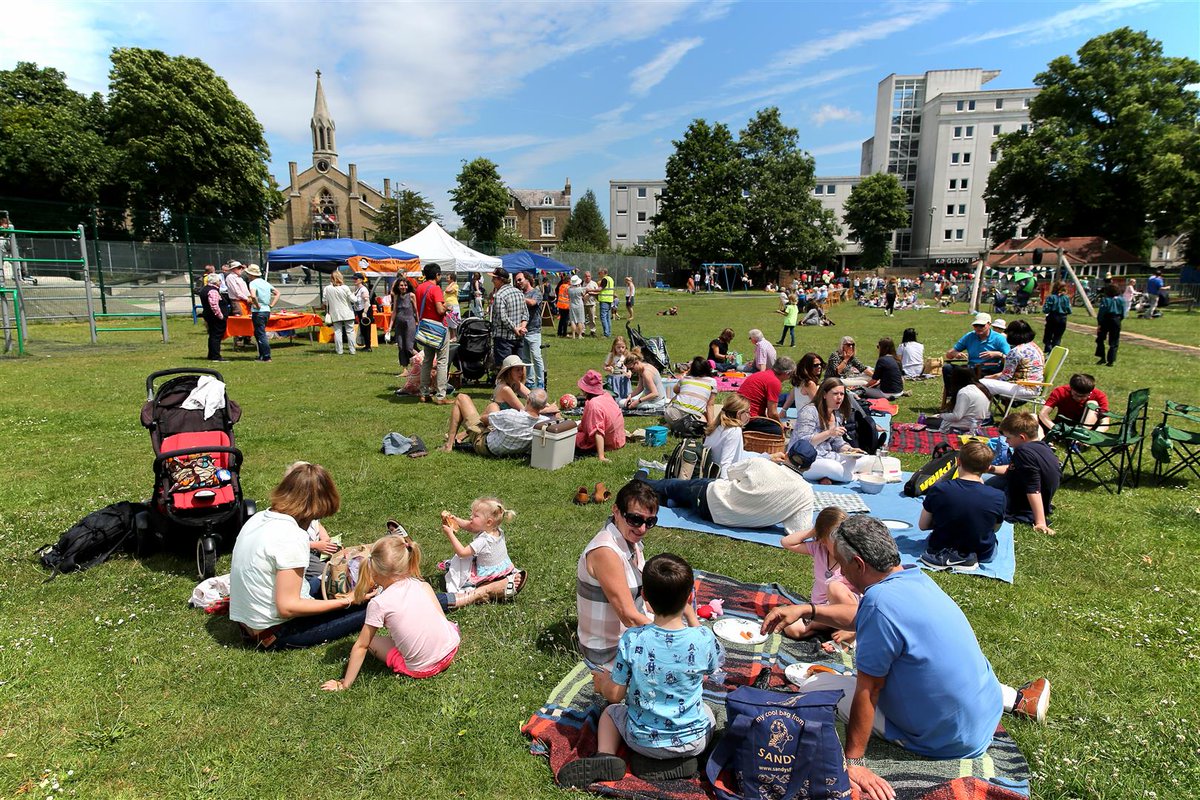 CPWorkshops's tweet photo. A wonderful sunny day for the Hampton Wick Big Picnic. #bigpicnic #stjohnshamptonwick #hamptonwick  @hwanews @LoveHamptonWick https://t.co/n0K5CrzNUu
