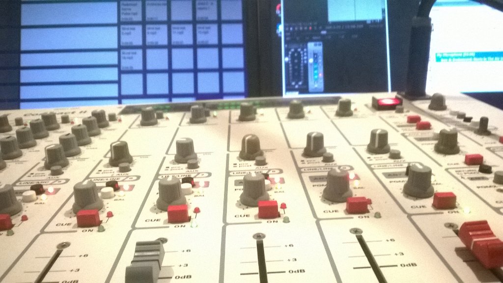SRadioshow's tweet photo. ON AIR ! Sunday Vibz 201 sur @RadioClab 🎹📻🎶
#rennes #reggae #radio #digital #rootsraid #clab #courtneyjohn https://t.co/0u1c65MtfO