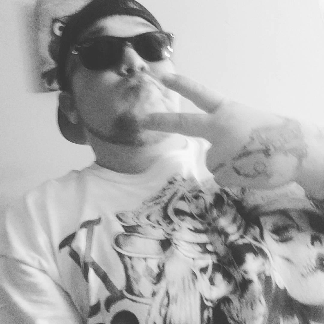 UdergroundINC's tweet photo. What up world happy sunday.. https://t.co/jvAZEXA56u