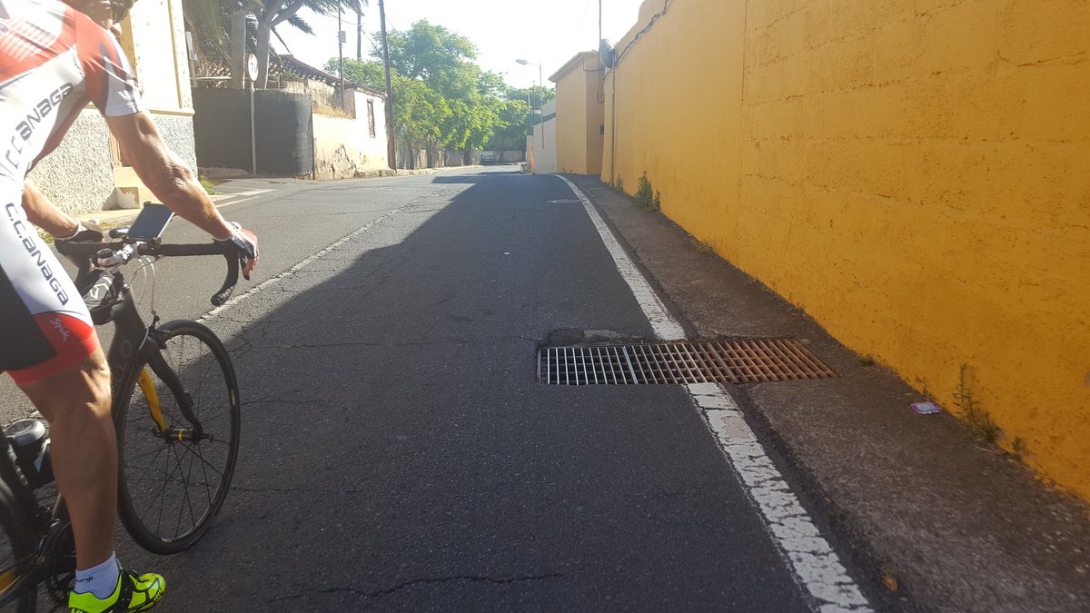 pedrosanch's tweet photo. @TenerifeVial @ciclismoseguro #riesgovial #Geneto #TF263 PK3 aprox. La 1a reja entrando desde el polvorín. La 2a en sentido contrario reparada menos 1 año está suelta https://t.co/IGU2vN9lnD