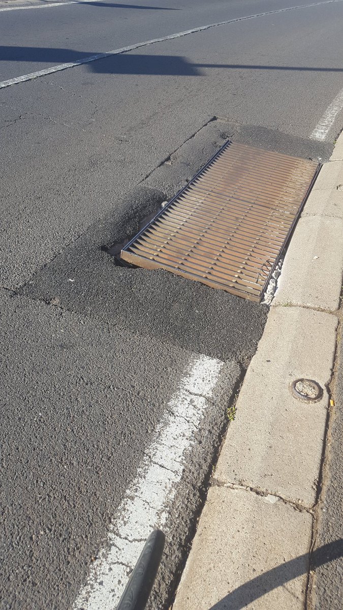 pedrosanch's tweet photo. @TenerifeVial @ciclismoseguro #riesgovial #Geneto #TF263 PK3 aprox. La 1a reja entrando desde el polvorín. La 2a en sentido contrario reparada menos 1 año está suelta https://t.co/IGU2vN9lnD