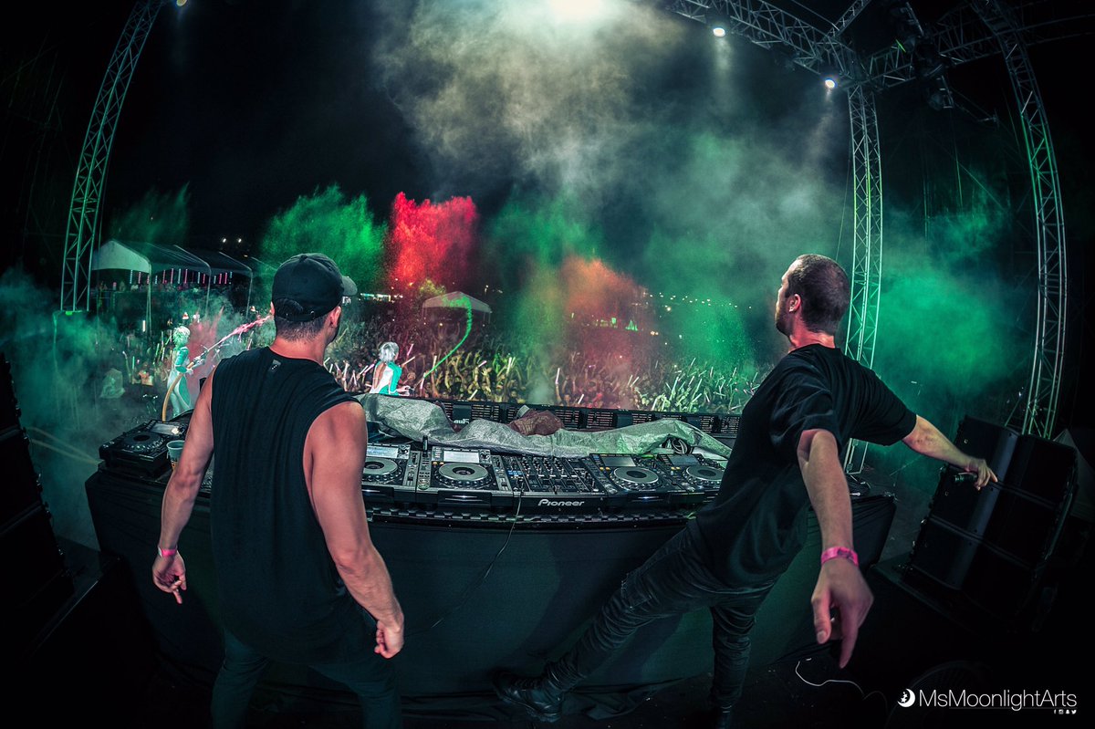 MsMoonlightArts's tweet photo. @SlanderOfficial Painting the Crowd at @lictour #PuertoRico 📸: @MsMoonlightArts #TmobileLicX #Lic2017 #LIcPR #Lifeincolor #Lic17 https://t.co/aYhiYR6u2J