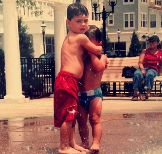 lelebaum1_'s tweet image. Little @HayesGrier and Little @Nashgrier are just so cute! ❤
