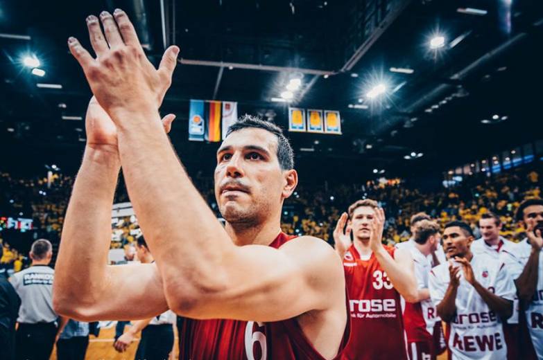 sportitgr's tweet photo. Πάλι πρωταθλητής με την Μπάμπεργκ ο Ζήσης https://t.co/OGUq8Z0Lk9 #ΓΕΡΜΑΝΙΑ #ΜΠΑΣΚΕΤ https://t.co/sGXfZ9eBtv