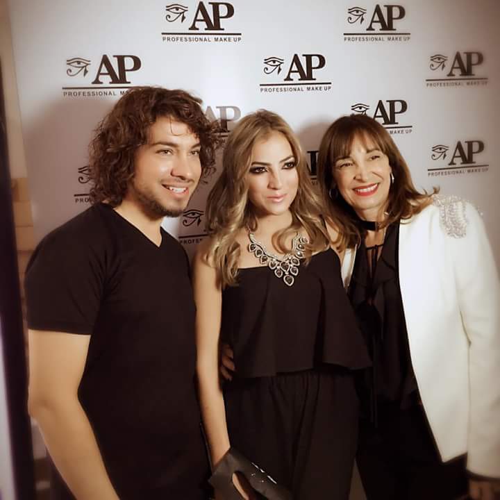 MARTINBLANCOMAK's tweet photo. Un gusto poder compartir @BUONAESTETIKA junto a @apmaquillaje  #lovemakeup #makeuphd #apmakeup
#martinblancoensurostro https://t.co/HKzDbmVwF1