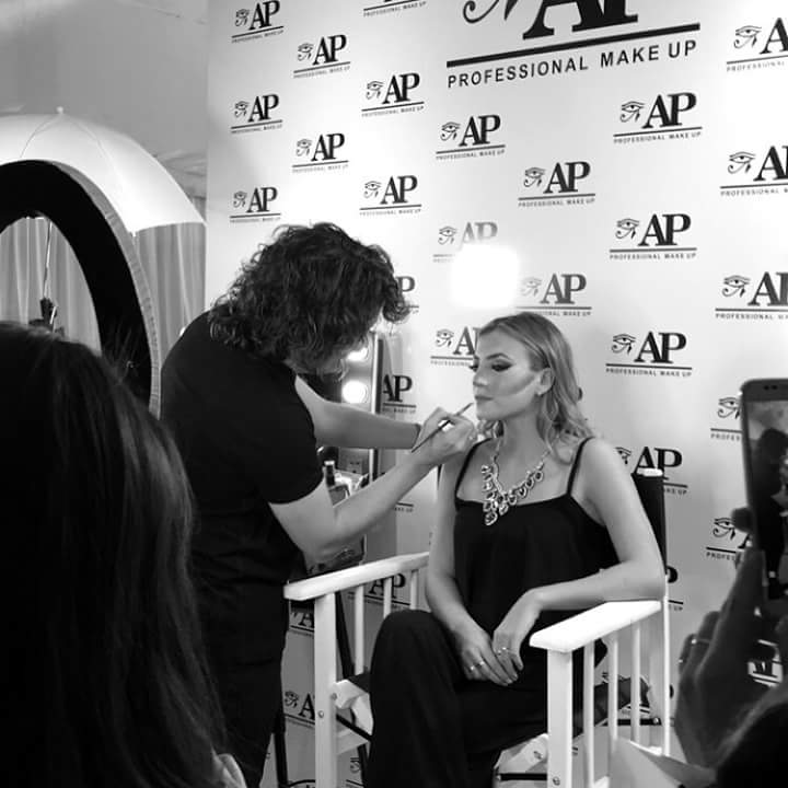 MARTINBLANCOMAK's tweet photo. Un gusto poder compartir @BUONAESTETIKA junto a @apmaquillaje  #lovemakeup #makeuphd #apmakeup
#martinblancoensurostro https://t.co/HKzDbmVwF1